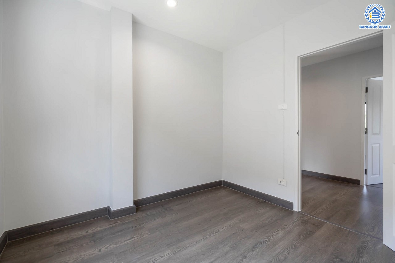 คฤหาสน์ตกแต่งใหม่ ดีไซน์สุด Luxury ม.กฤษดานคร18 บรมราชชนนี หลังมุม เนื้อที่ 77 ตร.ว. บนพื้นที่ใช้สอยมากถึง 320 ตร.ม. อีกระดับของฟังก์ชัน 6 ห้องนอน 2 ห้องน้ำ 1 ห้องอเนกประสงค์ จอดรถได้ 2 คัน บรรยากาศสุด Private บนทำเลศักยภาพเชื่อมต่อหลายเส้นทาง ใกล้เซ็นทรัลปิ่นเกล้า ม.มหิดล , ทางด่วน "กาญจนาภิเษก"...